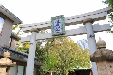 Güneşli bir günde Japonya 'daki kapı tapınağı