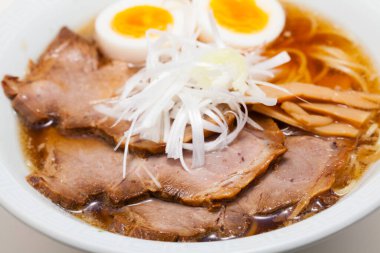 Domuz etli erişte ve yumurta.