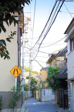 Geleneksel dar Japon caddesinin yaz manzarası 