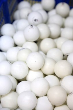 Plastik kabın içindeki taze yumurtalar. 