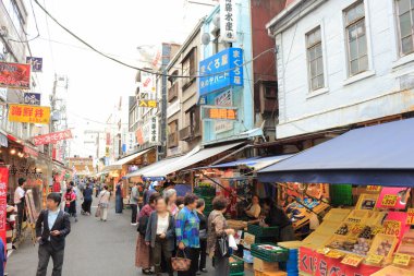 Japon şehrinde sokakta kalabalık, gündüz manzaralı.