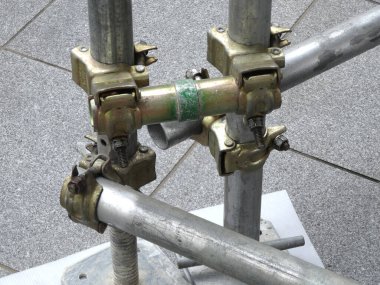 Eklemleri ve boruları birbirine bağlı metal yapı