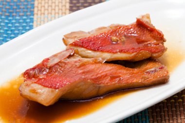 Kızarmış kırmızı balık (sebaste) tabakta, kapat