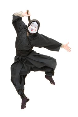 Ninja Noh maskesi takıyor.