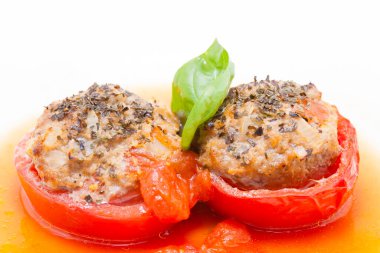 Etle doldurulmuş lezzetli domateslerin yakın görüntüsü