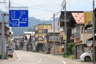 Tokyo, Japonya 'da evleri olan güzel bir şehir caddesi. 