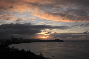 Güzel deniz manzarası ve gün batımı