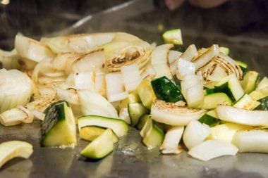 Tavada baharatlı taze kabak.