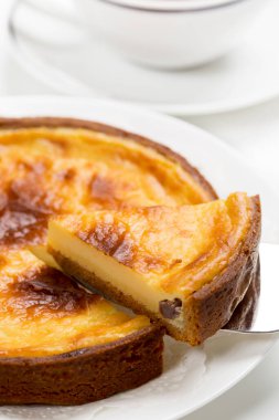 Masadaki lezzetli ev yapımı turtayı kapat.