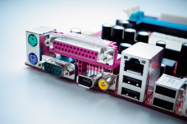 Beyaz arka planda devre kartı olan elektronik anakart..