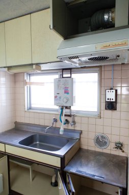 Penceresi olan eski mutfak odası.