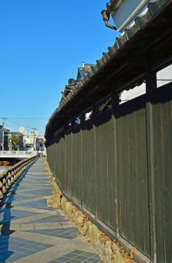 Japonya 'da yakisugi metoduyla tamamlanmış ahşap duvarları olan geleneksel binalarla dolu bir sokak..