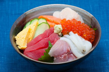 Bir kase suşi, bir sürü balık ve havyar. Asya yemekleri 