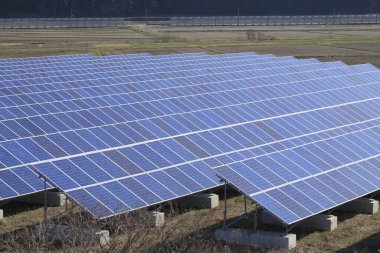 Güneş panelleri olan güneş enerjisi santrali.         