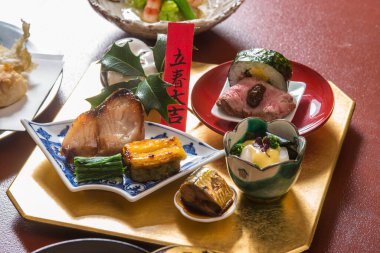 Japon mutfağı fotoğrafı - suşi ve kızarmış aperatifler.