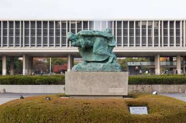 Şehirdeki ünlü tarihi heykel manzarası 
