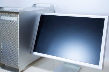 Arka plandaki masadaki bilgisayar monitörü, kapat