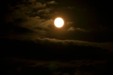 Gece Gökyüzünde Güzel Dolunay
