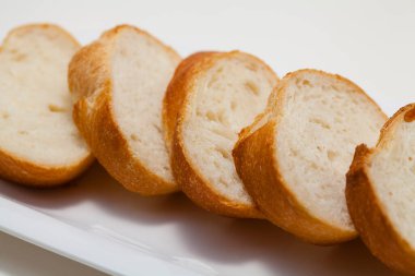 Beyaz zemin üzerinde taze kesilmiş ekmeğin yakın plan görüntüsü              