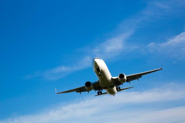 Mavi gökyüzünde uçan uçak  