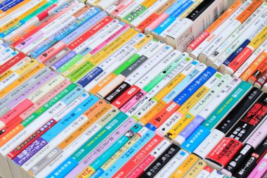 Satılık bir sürü kitap, Japonya 'da bir kitapçı.            