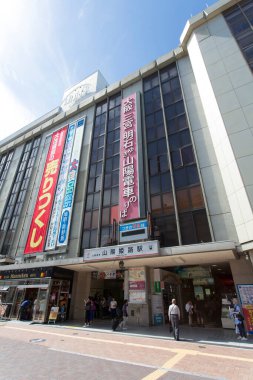 Yenilikçi mimarisi olan canlı bir Asya şehrinin fotoğrafı..