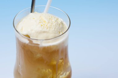 Mavi arka planda dondurmalı taze yaz kokteyli.