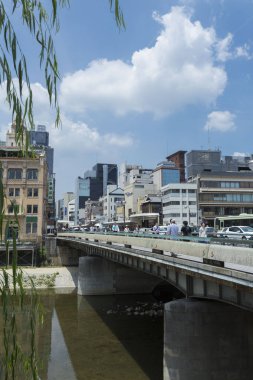 Modern binalar ve Japonya 'daki insanlarla dolu şehir manzarası