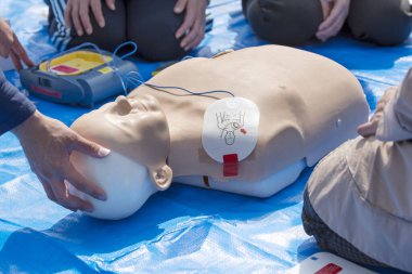 Suni teneffüs eğitimi bebeği ile tıbbi prosedür 