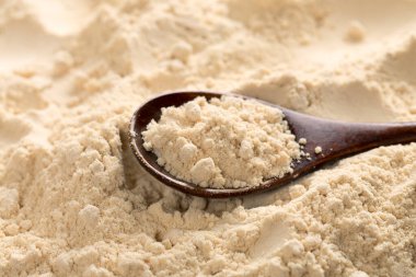 kaşık yakın görüntüsünde kahverengi toz