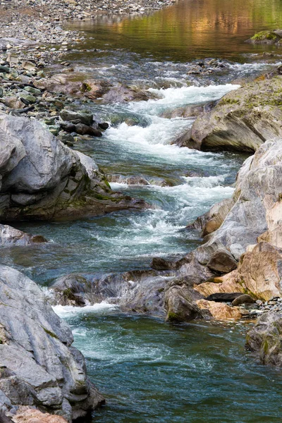 山に岩がある川の美しい景色 — ストック写真