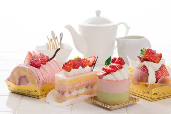草莓甜点和茶具的特写 — 图库照片