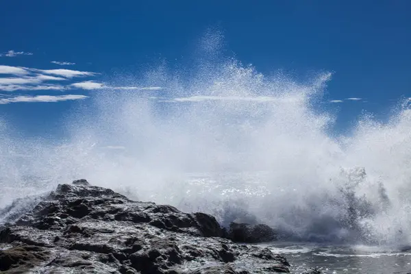 Uitzicht Het Prachtige Rotsachtige Strand Een Stormachtige Dag Golven Bekisting — Stockfoto
