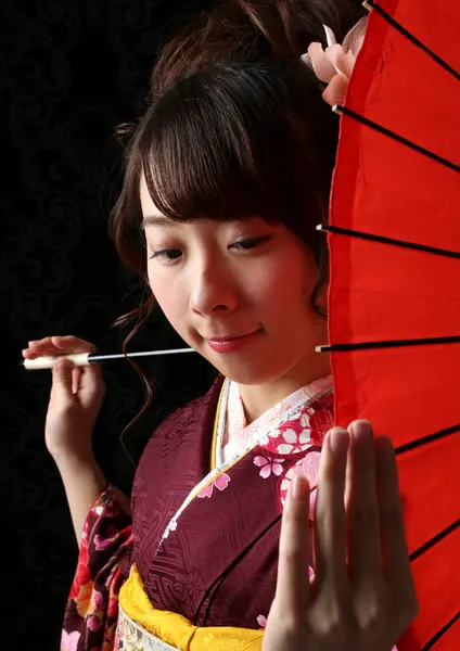 Portrait Belle Jeune Femme Japonaise Kimono Traditionnel Avec Parapluie Papier — Photo