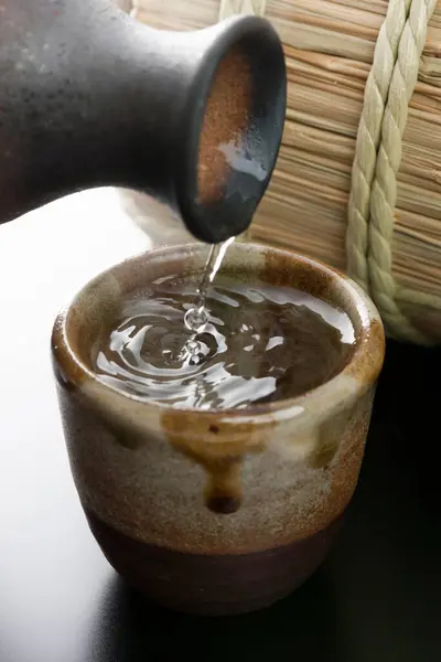Japon Sake Sini Şişeden Killi Fincana Dök — Stok fotoğraf