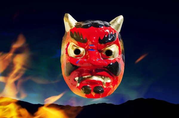 Maschera Demoniaca Giapponese Con Fuoco Sullo Sfondo — Foto Stock