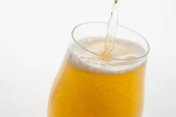 Ein Glas Bier Wird Ein Glas Gegossen — Stockfoto