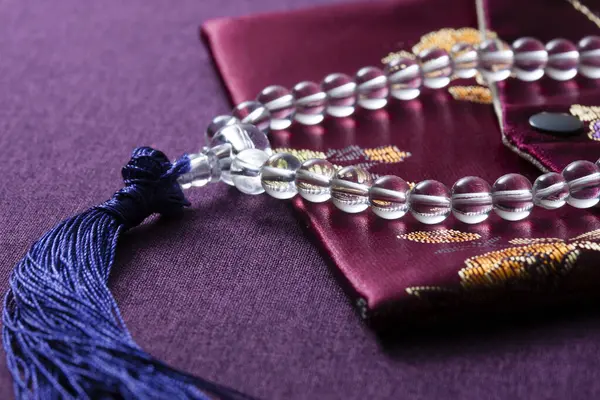 Juzu ya da Nenju olarak da bilinen Japon dua boncukları ve onlar için ipek kesesi. Bunlar çeşitli Budist törenlerinde ve meditasyonda kullanılır.. 