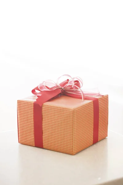 Caixa Presente Com Arco Vermelho Fita Fundo Branco Com Espaço — Fotografia de Stock