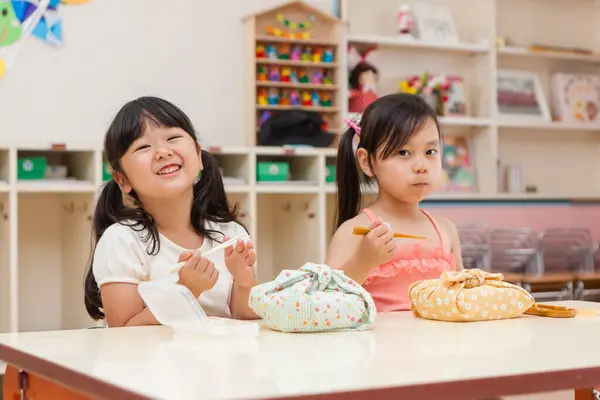 Twee Aziatische Schoolmeisjes Eten Gezond Voedsel Uit Hun Lunchboxen School — Stockfoto