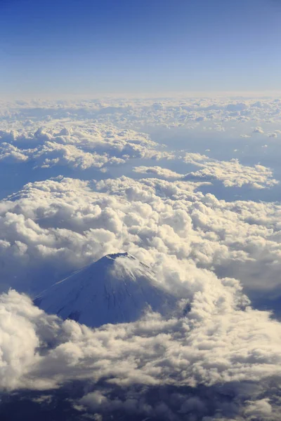 从飞机上看日本的山地富士和云彩 免版税图库图片