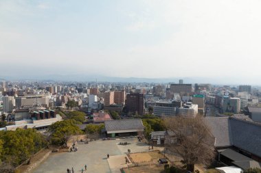 Japon şehrinin panoramik manzarası ufuk çizgisi ve aşağıdaki kale arazisi.
