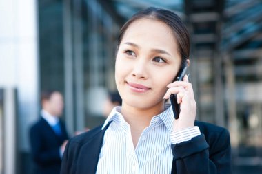 Smartphone kullanarak Asya iş kadını 