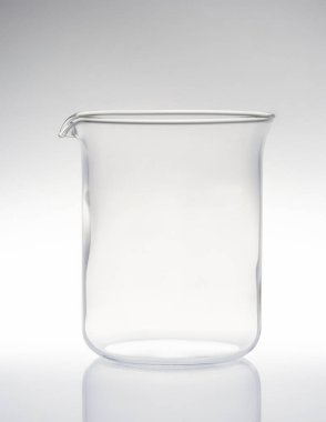 Beyaz arkaplanda boş cam kap izole edildi