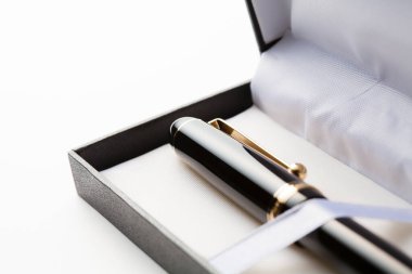Beyaz arkaplandaki kutudaki lüks kalemlerin yakın plan görüntüsü    