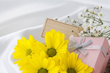 Çiçekler ve hediyeler dekore edilmiş masada.