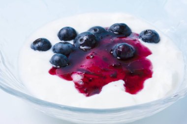 Yabanmersinli bir bardakta yoğurt