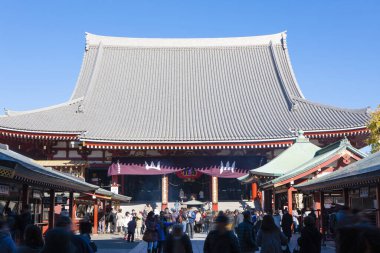 Bayram sırasında eski bir Japon türbesinde yoğun kalabalık