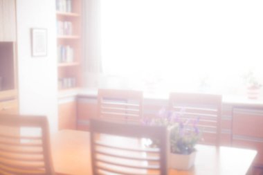 Mutfaktaki ahşap dolapta çay fincanları ve tabaklar 