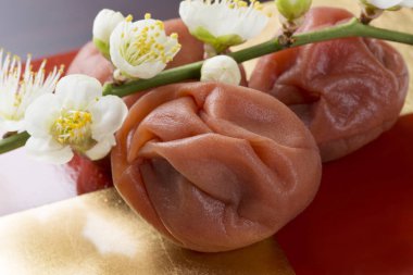 Umeboshi, Japon eriği turşusu ve sakura çiçeği.